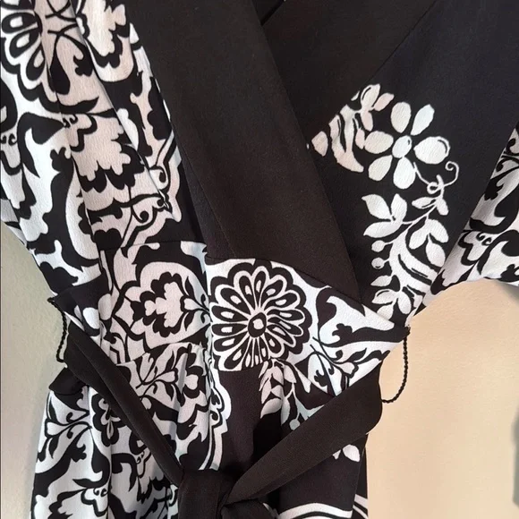 White Horse Black Market Elegant Black and White Women's Top - Picture 3 of 9